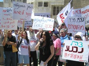 Manifestation de membres du mouvement à Hébron contre l'implantation des colonies de peuplement, 5 juin 2007.